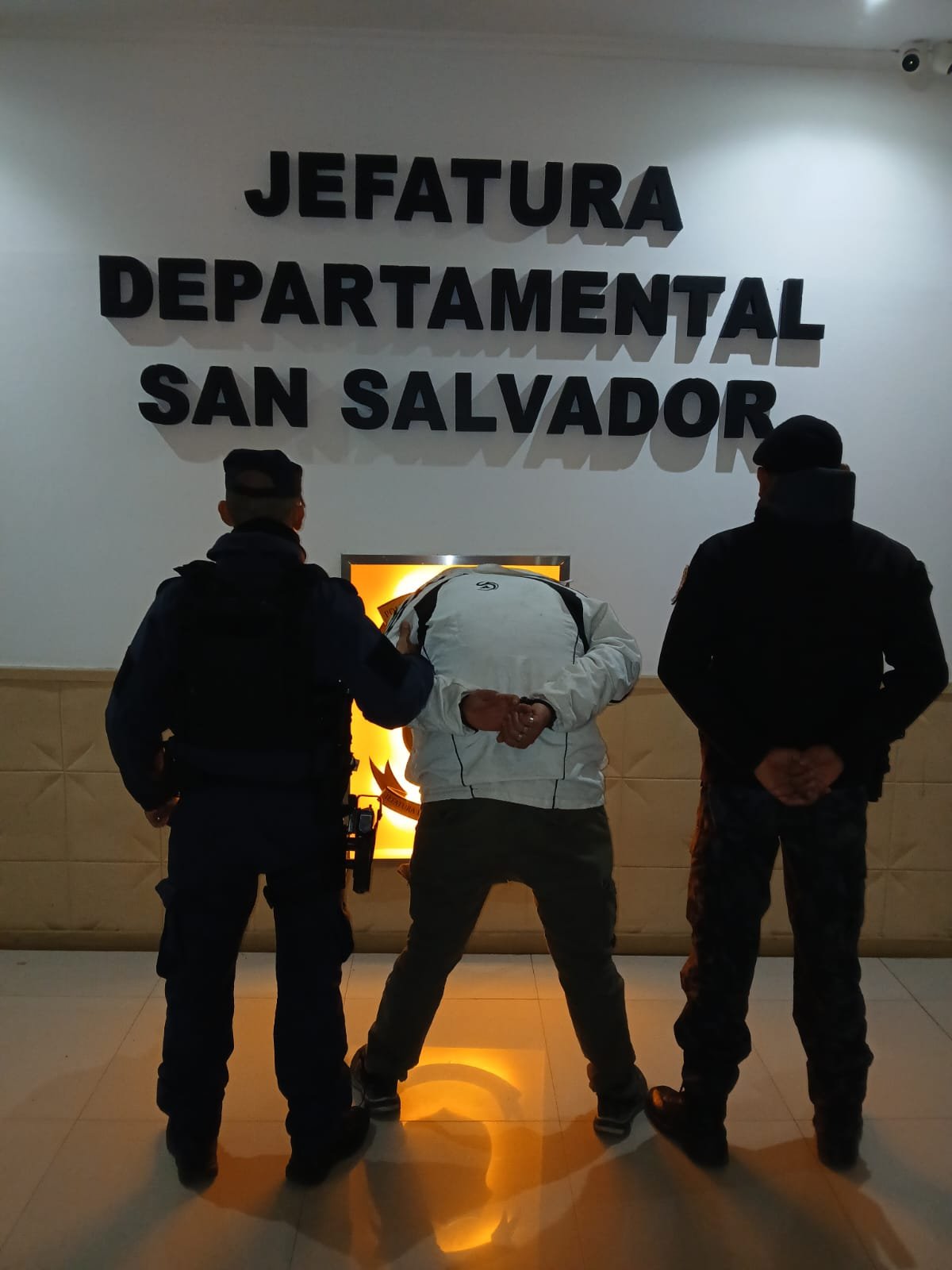 SAN SALVADOR:Detuvieron a un hombre tras agredir a policías durante un caso de violencia de género Noticias