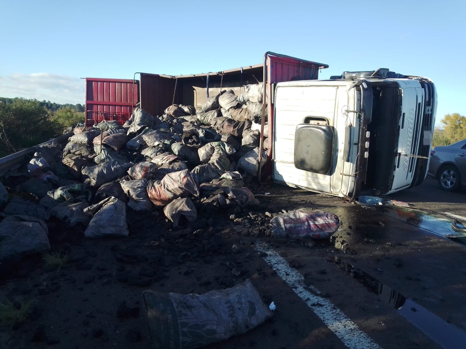 RUTA NACIONAL 14: Volcó un camión cargado con carbón
