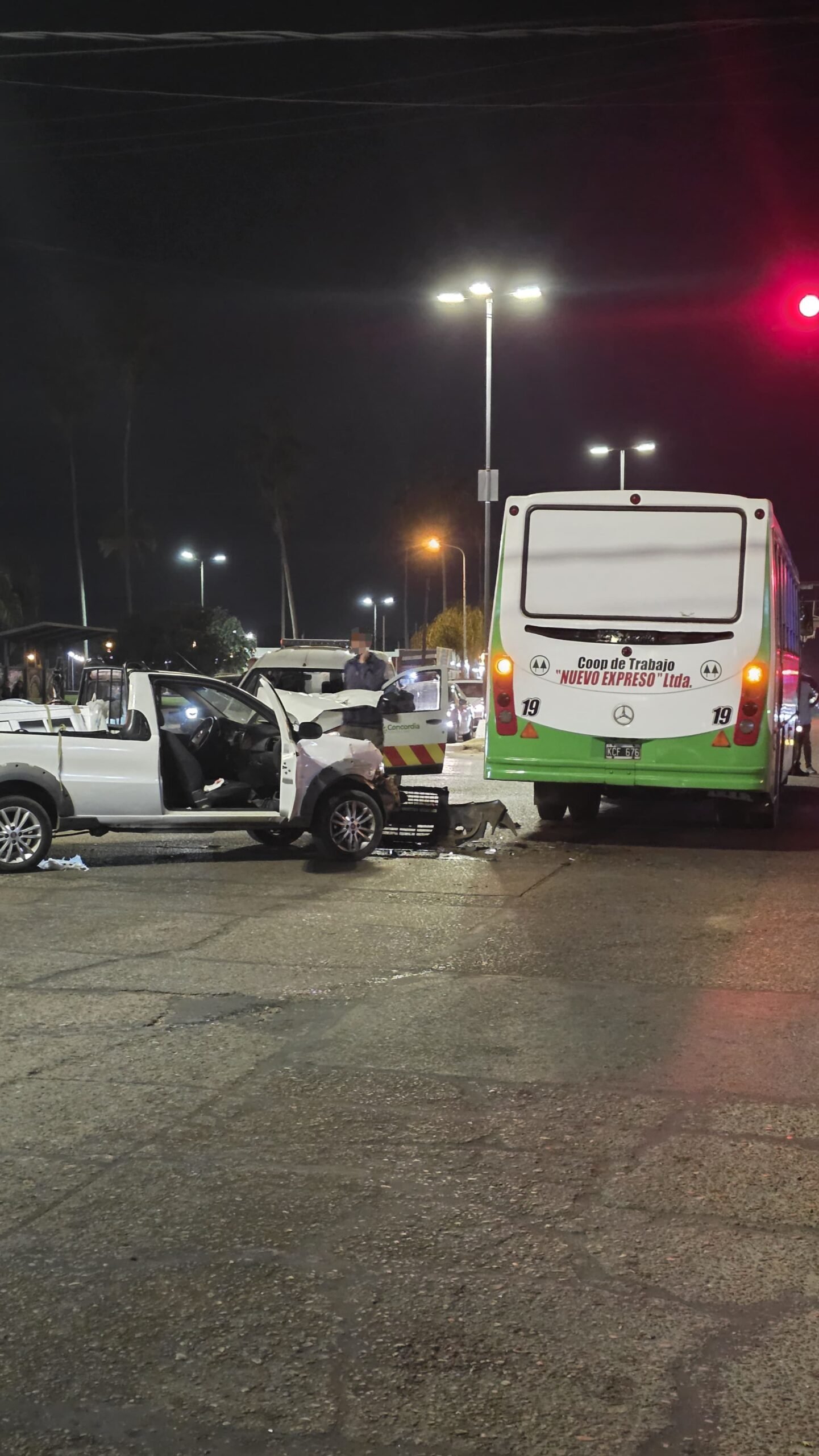 CONCORDIA: Accidente entre un ómnibus urbano y una Fiat Strada dejó dos lesionados